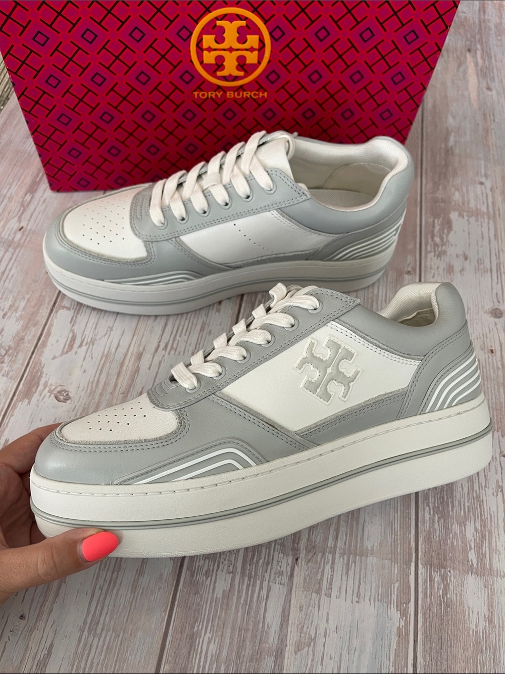 $395 NEW Tory Burch Clover Sneaker size 9 runners shoes white gray silver